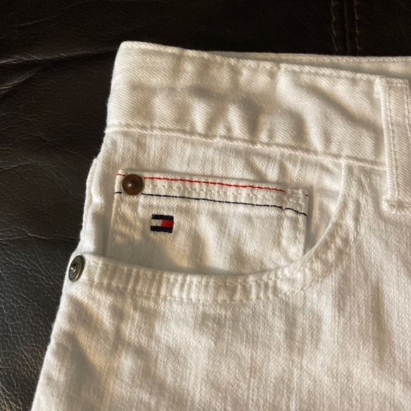 🦩 White Tommy Hilfiger Shorts - Size 8 🦩 - Picture 3 of 8